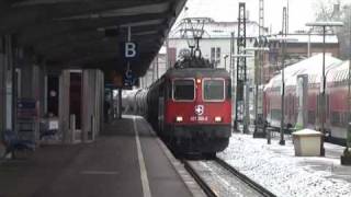 preview picture of video 'Durchfahrt SBB Cargo mit Doppeltraktion Re 4/4 in Offenburg'