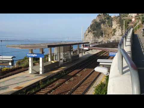 Trenitalia Frecciargento FA8588 ETR 485 "PENDOLINO" in transito, Stazione FS Corniglia, 18/10/2022