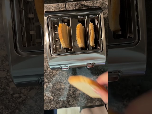 Vidéo teaser pour Trisa Toaster "Toast 4 All" Test | Alejandra zeigt dir den 4-Scheiben-Toaster mit Bräunungsstufen