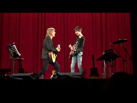 Jean Louis Aubert invite Hugo sur scène   La Bombe Humaine