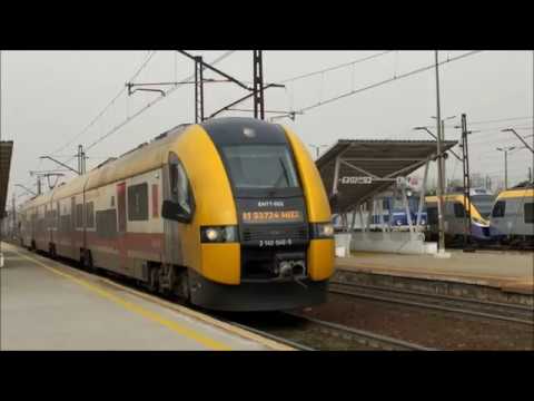 EN77-002 odjeżdża z peronu 1 jako pociąg osobowy relacji Kraków Lotnisko - Wieliczka Rynek-Kopalnia