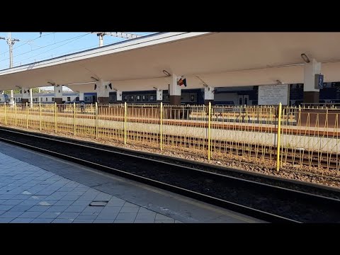 R-E 4006 (Baia Mare - Cluj Napoca) + alte vagoane retrăgându-se la depou