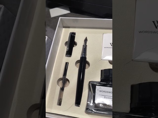 Vídeo relacionado con Wordsworth & Black Conjunto de Bolígrafo de Lujo - Laca Plateada, Acabado en Oro de 24K, Punta Fina Recargable, Regalo para Hombres y Mujeres, Recarga de Tinta, Bonitos Bolígrafos para el Trabajo