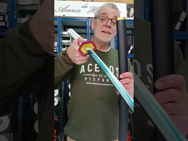 Vídeo relacionado con Nicear Cinturón ajustable de cuero sintético para katana, funda de hombro estilo rana estilo retro medieval para recreaciones, cosplay, accesorios de disfraz, color negro