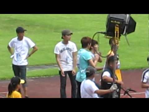 110827 Baro wins 100m sprint + B1A4 group hug