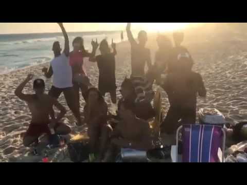 Gabily e Ludmilla com os amigos comemorando o 1 milhão de views.