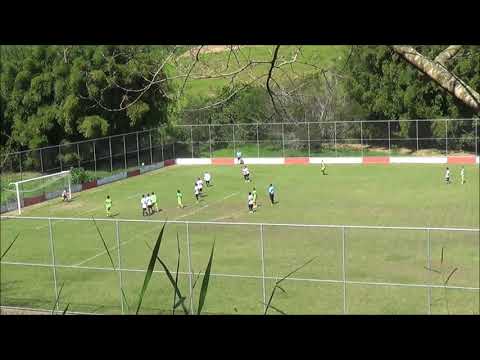 Marquinhos fazendo gol de falta