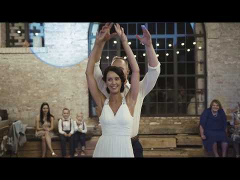 Surprise first wedding dance - První svatební tanec