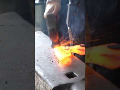 Why Did Blacksmiths Only Add Steel to the Edge of the Axe? #blacksmith #traditional