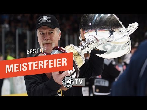 Paul Gardner stemmt den Meisterpokal in die Höhe | #meisterloewen