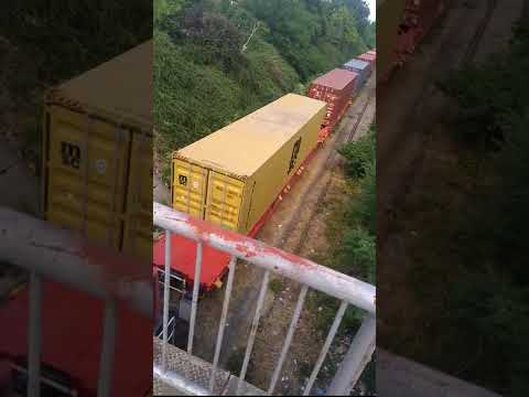 Locomotivă LDH cu tren de containere trece pe sub podul din Brăilița, Brăila.