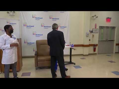 直播：長島醫護人員接受莫德娜疫苗注射 (LIVE: Long Island healthcare workers receive the Moderna vaccine)