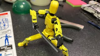 100均プラモデル、戦闘フィギアの見た事ない関節構造でビビる😆