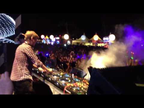 ZoukOut 2011 - Avicii - Levels