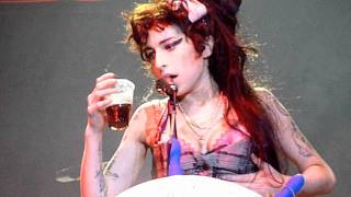 Amy Winehouse singing Rehab at Bestival 2008 drunk