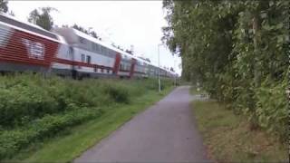 preview picture of video '23.07.2011 Night express train P265 To Kemijärvi passes Toppila. Sr2 3212 locomotive pull train.'