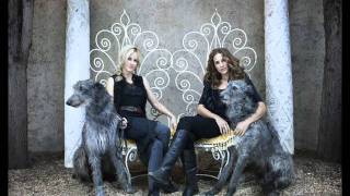 Fairytale 06 - Court Yard Hounds