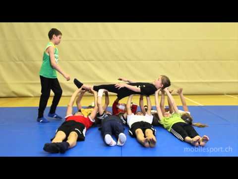 Partnerakrobatik: Baumstammtransport Variante schwieriger