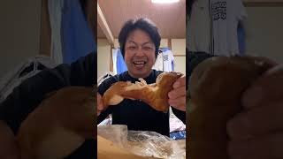 豪快にむさぼる鶏モモ一本揚げ‼️