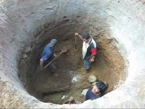 HAND DIGGING A WELL IN MEXICO Excavando a mano un pozo