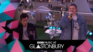 Mark Ronson performs Don&#39;t Leave Me Lonely with YEBBA in acoustic session at Glastonbury 2019
