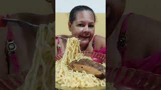 COMENDO MIOJO COM FÍGADO PASSADA NA MANTEIGA DA VACA