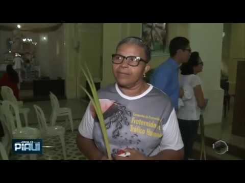 Fiéis participam da missa de domingo de ramos