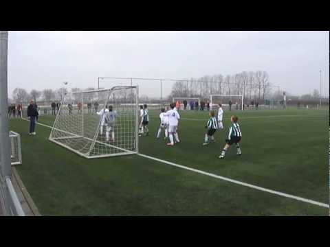 Wouter Vos (Tricht E1) kopt op de lat. (16 februari 2013)