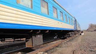 preview picture of video 'Прибывает поезд №126 Луганск-Киев на ст.Стаханов'