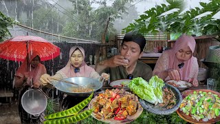 Download lagu Heavy Rain in the Village, Delicious Cooking with Just Oncom, Deep-Seasoned Spices, Stir-Fried St... mp3