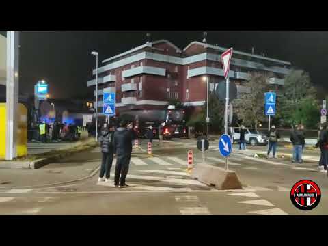L'ARRIVO DEL PULLMAN DEL MILAN ALLO STADIO ZINI DI CREMONA