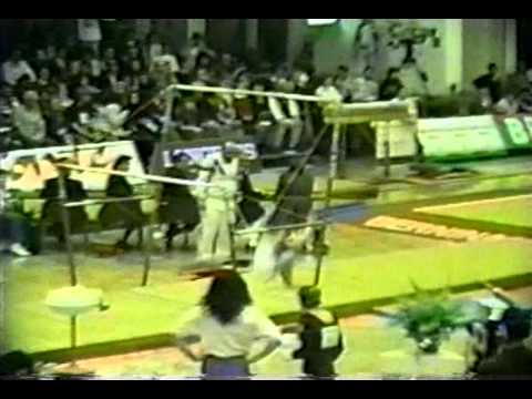 WTF Gina Gogean hitting her shins her UB dismount