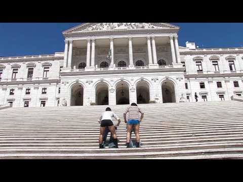 Já agora, fiquem também com as calças!