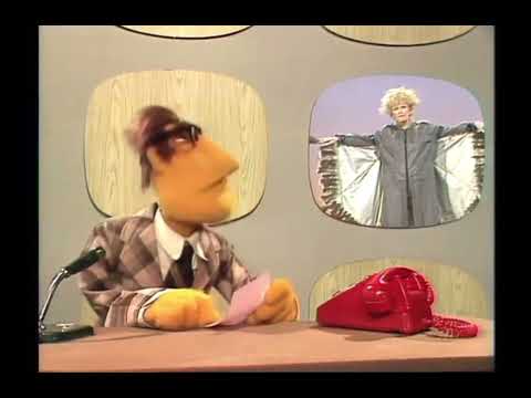 The Muppet Show - 118: Phyllis Diller - News Flash- Flying to Dallas (1976)