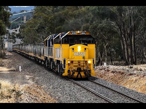 ROARING UP THE GRADE! XR550 XR552 XR555 Pacific National 9148 Loaded Grain from Charlton