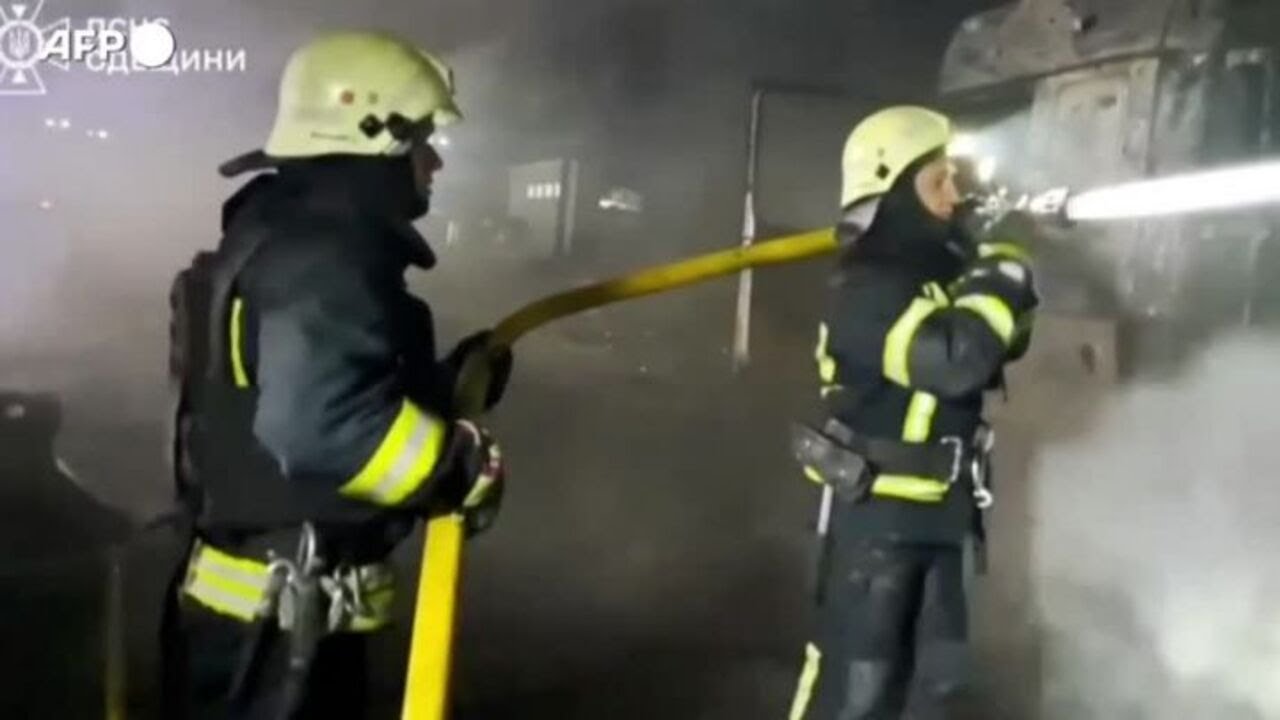 Raid sull'Ucraina, vigili del fuoco al lavoro nella regione di Odessa