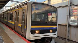 稲毛駅を通過する209系
