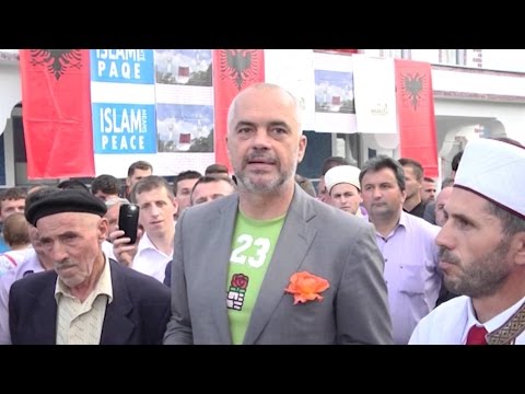 A1 Report - Ramazani, Rama uron besimtarët nga Xhamia e re:Dritë në jetët tuaja