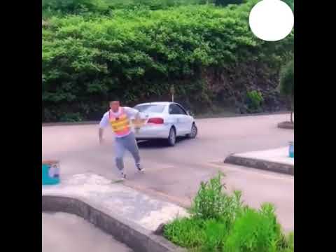 Thầy giáo uống thuốc trợ tim khi dạy lái xe