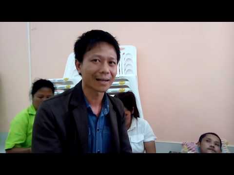 สิ่งขี้ผึ้งในการรักษาโรคสะเก็ดเงินบนข้อศอก อาบน้ำโรคสะเก็ดเงินด้วยเกลือและโซดา