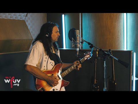 The War on Drugs - "Change" (Live for WFUV)