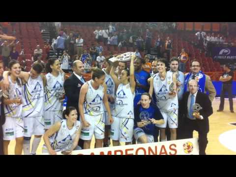 Entrega del trofeo de la Liga 2011 a Perfumerías Avenida.