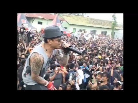 Joe & Beery Saint Loco Feat. Five Minutes - Terapi Energi ( Live Magnifi Sound Djarum Super 2011 )