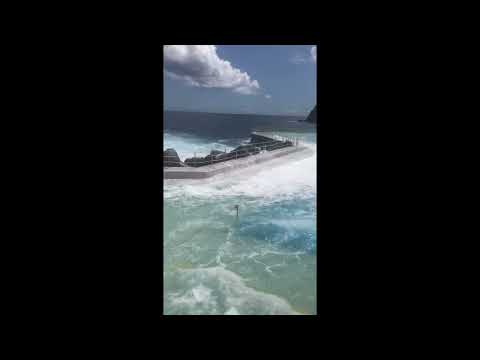 Mar invade o Complexo Balnear do Lido