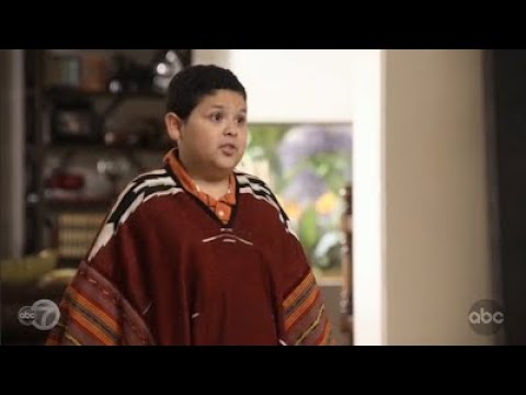 Modern Family 1x06 - Manny wants to wear a poncho to school