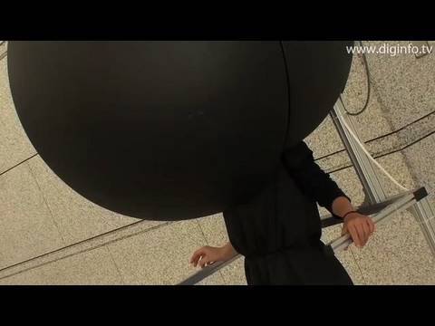 自然とテクノロジーの出会い: デジタル ワームが棒のバランスをとることを学ぶ