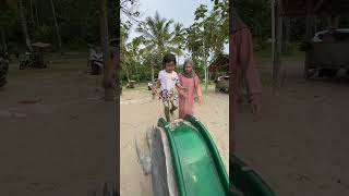 Download lagu Enon ngajak Bunda main Perosotan di Pantai guys #shorts mp3