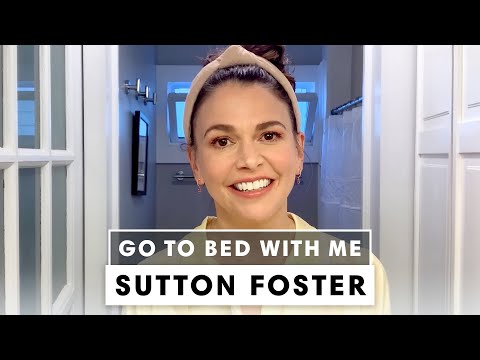年輕人 "明星薩頓-福斯特的夜間護膚程序 | 和我一起睡覺 | Harper's BAZAAR (‘Younger’ Star Sutton Foster’s Nighttime Skincare Routine | Go To Bed With Me | Harper’s BAZAAR)