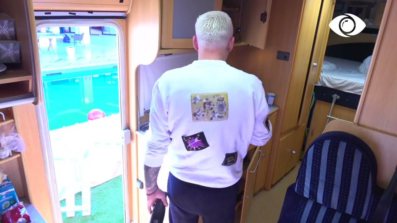 Në kërkim të cigareve.../ Luizi i gjen në kamper, i ndan me Herionin