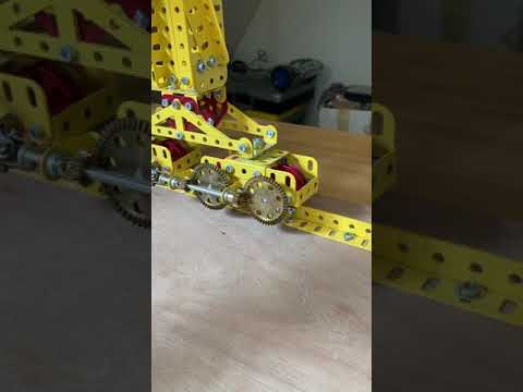 La grue Meccano Hachette en mouvement